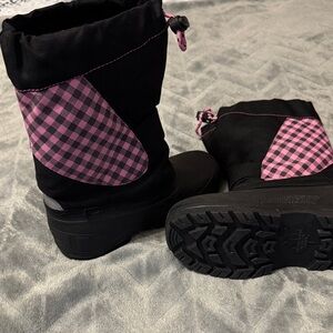 Girl’s Made in Canada Black and Pink Checkered Winter Boots